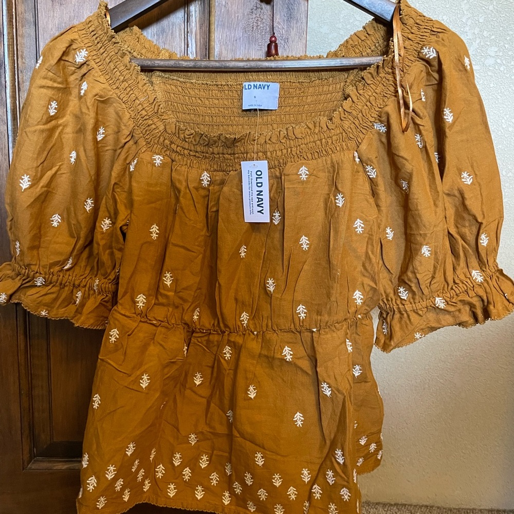 *New* Old Navy Embroidered Top Size S - Picture 1 of 5